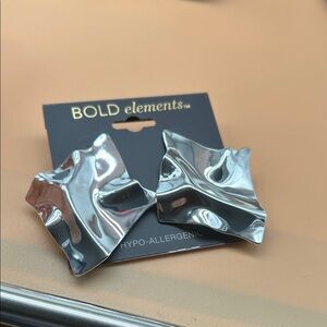 BOLD elements Shiny Silver Statement Earrings